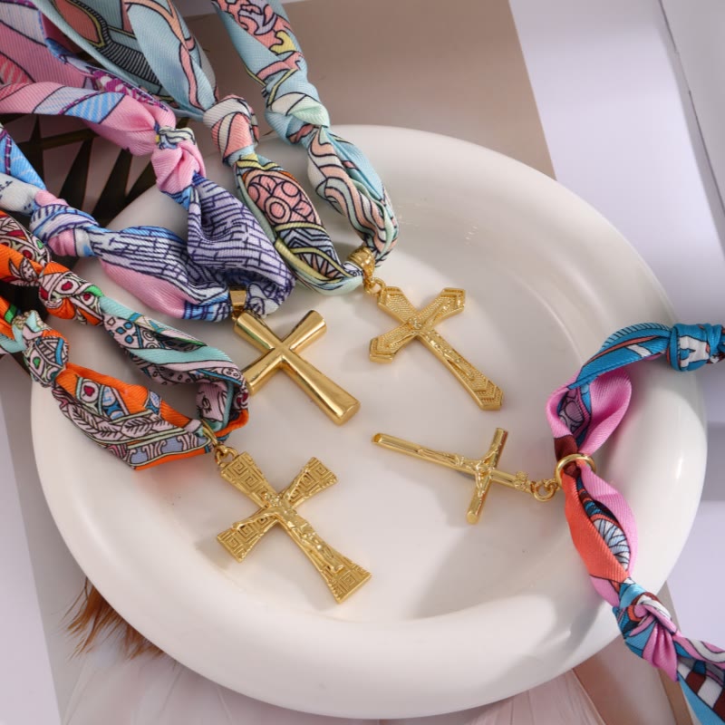 Pañuelo con estampado vibrante con serie de collares de cruz: devoción elegante para uso diario