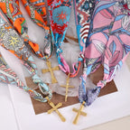 Pañuelo con estampado vibrante con serie de collares de cruz: devoción elegante para uso diario