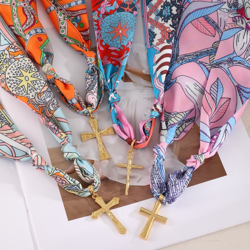 Pañuelo con estampado vibrante con serie de collares de cruz: devoción elegante para uso diario