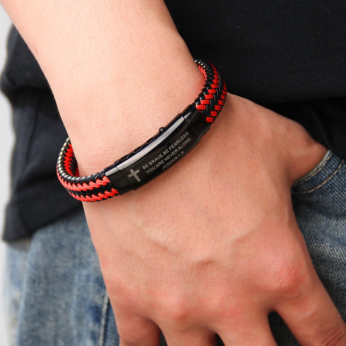 Pulsera de cuero trenzado con cruz de Josué 1:9: Coraje audaz para el uso diario