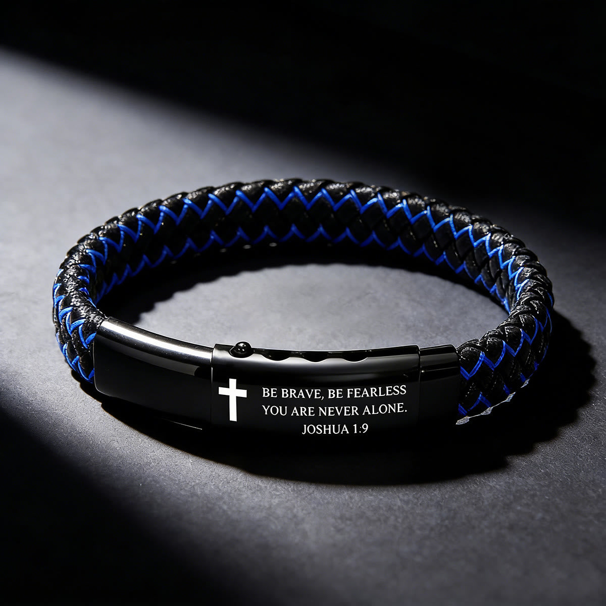 Pulsera de cuero trenzado con cruz de Josué 1:9: Coraje audaz para el uso diario