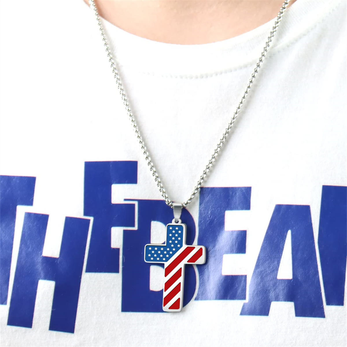 Collar Cruz Tricolor con Bandera Estadounidense y Escritura: Una Expresión Patriótica