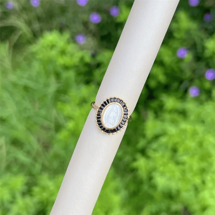 Anillo Nuestra Señora Zirconia Tono Múltiple: Gracia Reconfortante para Días Ajetreados