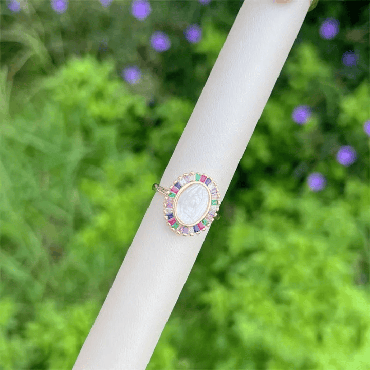 Anillo Nuestra Señora Zirconia Tono Múltiple: Gracia Reconfortante para Días Ajetreados