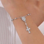 Pulsera con colgante de la Virgen y Crucifijo: Su Gracia en tu muñeca