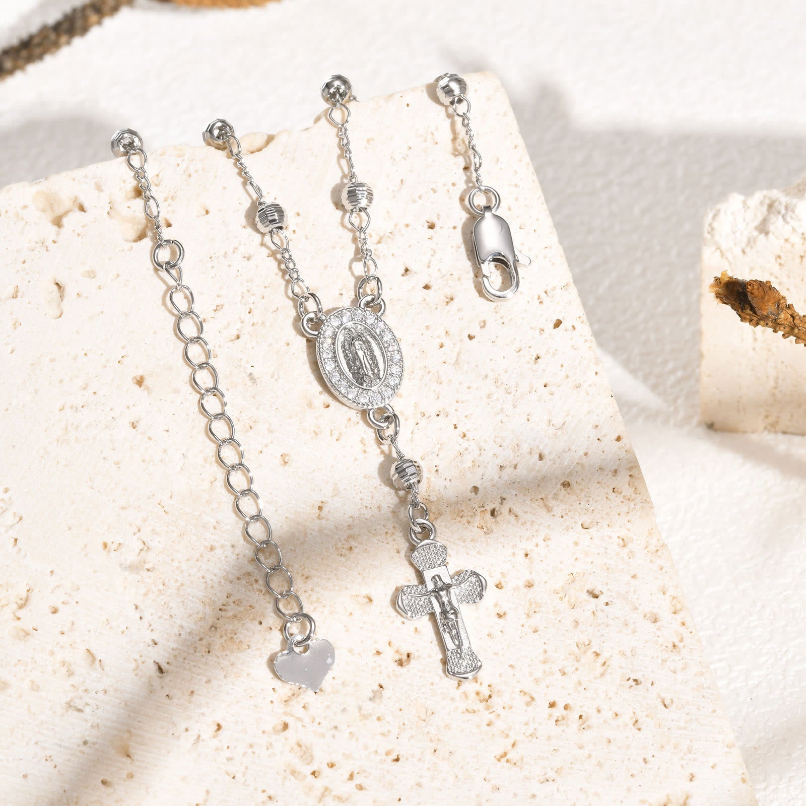 Pulsera con colgante de la Virgen y Crucifijo: Su Gracia en tu muñeca