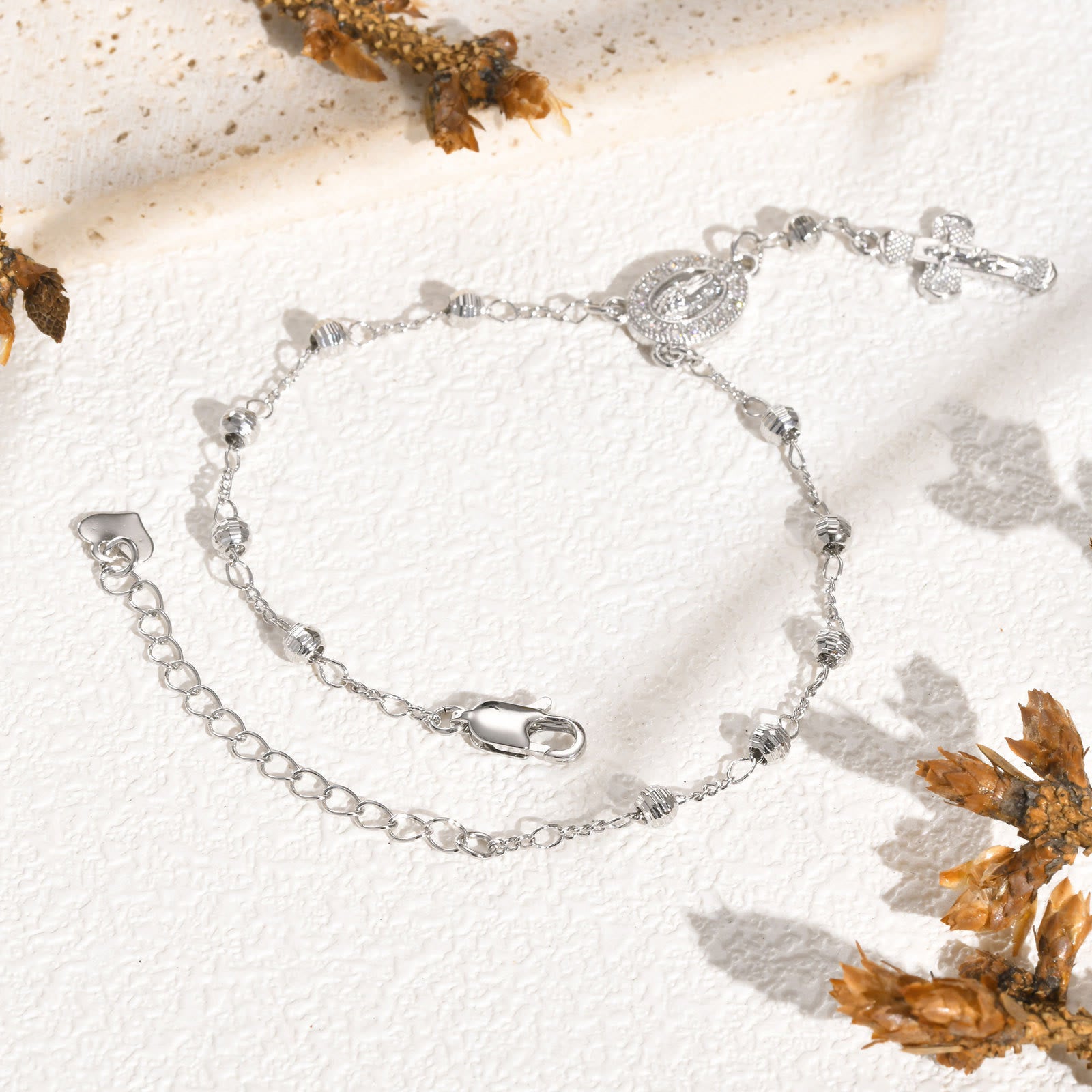 Pulsera con colgante de la Virgen y Crucifijo: Su Gracia en tu muñeca