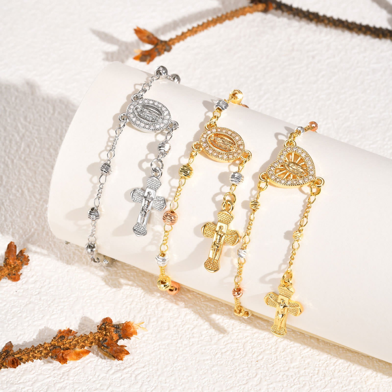 Pulsera con colgante de la Virgen y Crucifijo: Su Gracia en tu muñeca