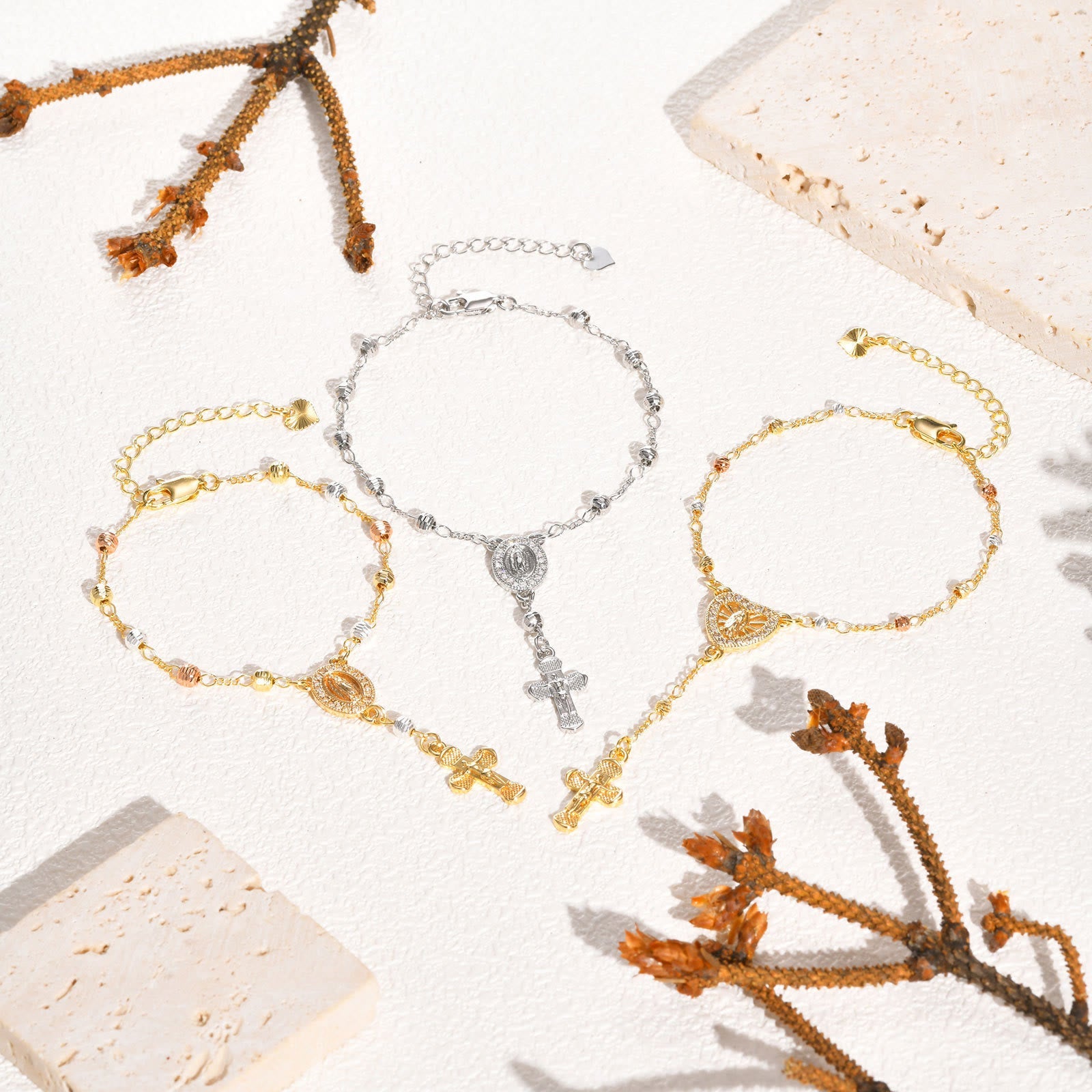 Pulsera con colgante de la Virgen y Crucifijo: Su Gracia en tu muñeca