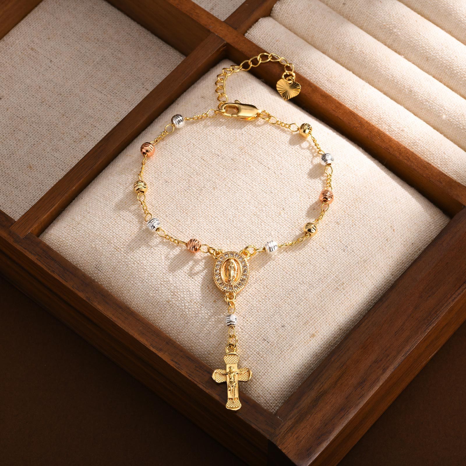 Pulsera con colgante de la Virgen y Crucifijo: Su Gracia en tu muñeca