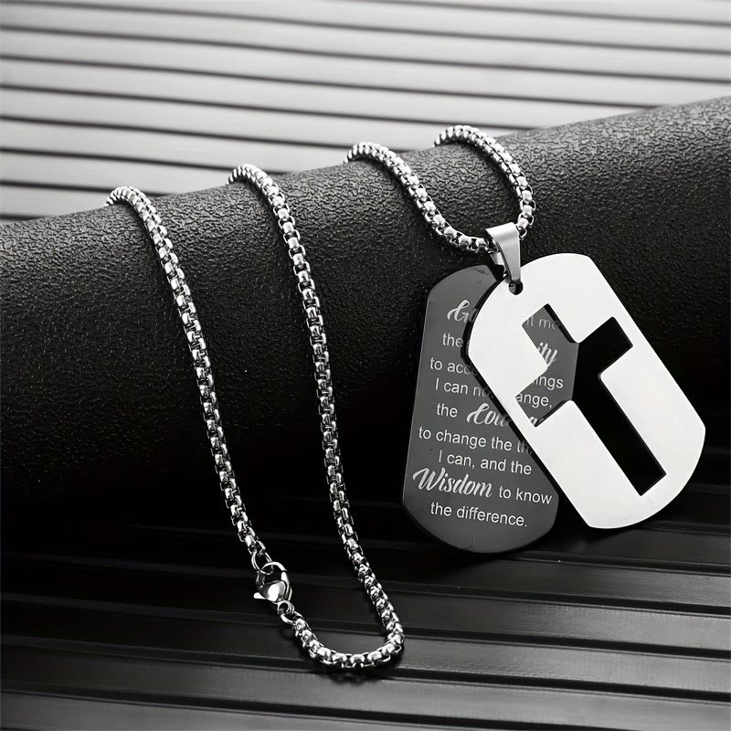 Collar de metal pulido con cruz calada y verso grabado: Lleva Su promesa cerca cada día