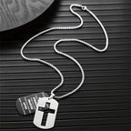 Collar de metal pulido con cruz calada y verso grabado: Lleva Su promesa cerca cada día