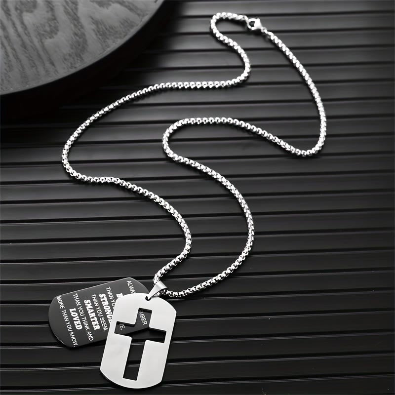 Collar de metal pulido con cruz calada y verso grabado: Lleva Su promesa cerca cada día