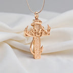 Collar con colgante de cruz de caza y pesca: fe al aire libre y devoción espiritual
