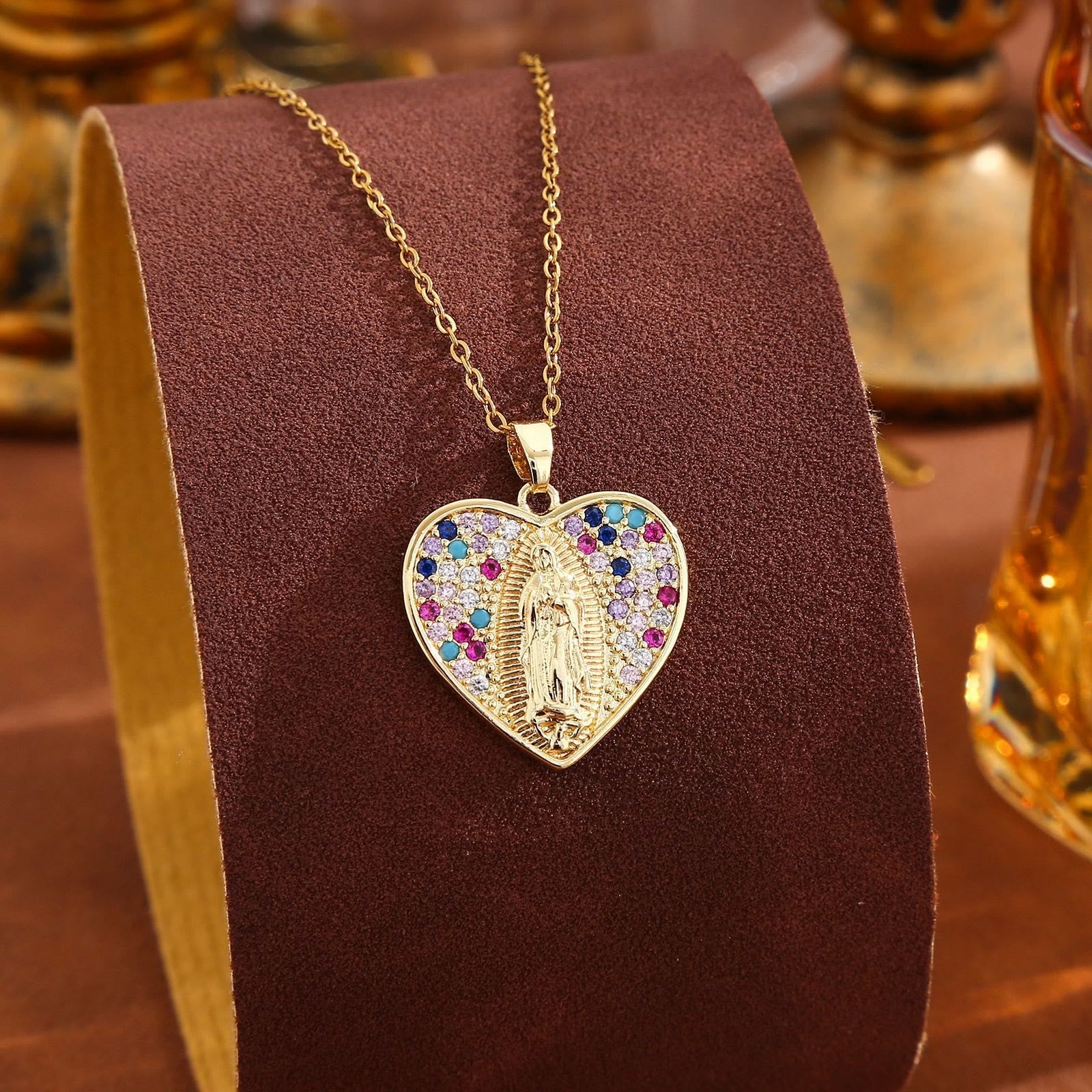 Collar radiante de Nuestra Señora con circonia cúbica en marco de corazón: Lleva Su cuidado contigo a diario