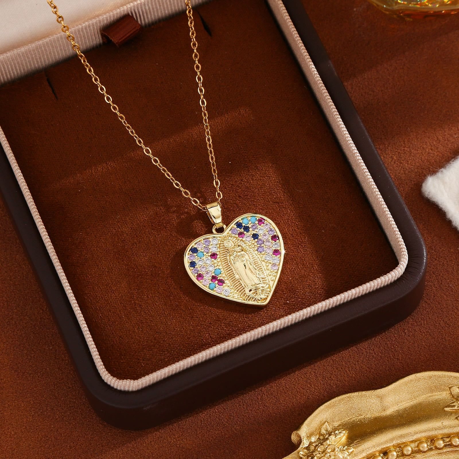 Collar radiante de Nuestra Señora con circonia cúbica en marco de corazón: Lleva Su cuidado contigo a diario