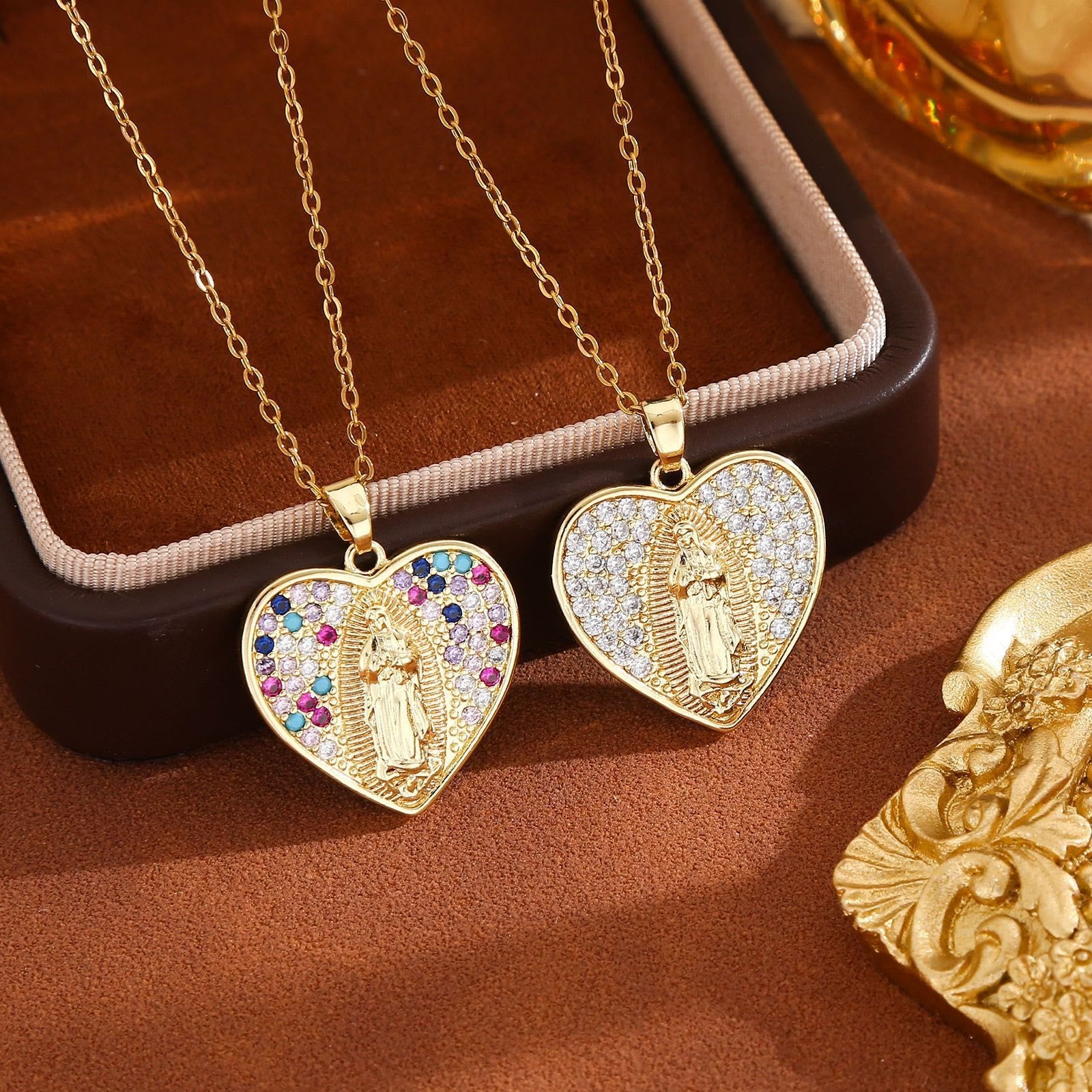 Collar radiante de Nuestra Señora con circonia cúbica en marco de corazón: Lleva Su cuidado contigo a diario