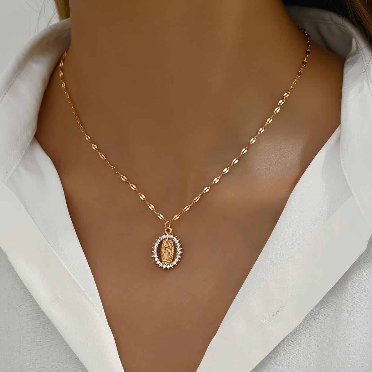 Collar de Nuestra Señora ovalado con circonitas cúbicas engarzadas: Encarna Su Tierna Gracia