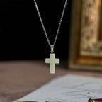 Collar de Cruz que Brilla en la Oscuridad con Tarjeta de Mensaje de Amistad: Encarna Su Gracia Gentil