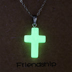 Collar de Cruz que Brilla en la Oscuridad con Tarjeta de Mensaje de Amistad: Encarna Su Gracia Gentil