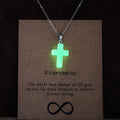 Collar de Cruz que Brilla en la Oscuridad con Tarjeta de Mensaje de Amistad: Encarna Su Gracia Gentil