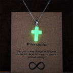 Collar de Cruz que Brilla en la Oscuridad con Tarjeta de Mensaje de Amistad: Encarna Su Gracia Gentil