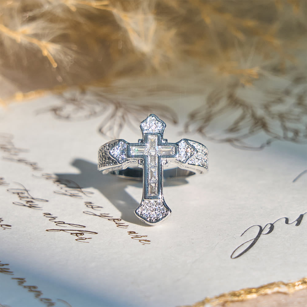 Anillo Central con Diseño de Cruz y Acentos de Circonia Cúbica: Lleva Su Cuidado en tu Uso Diario