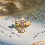 Anillo Central con Diseño de Cruz y Acentos de Circonia Cúbica: Lleva Su Cuidado en tu Uso Diario