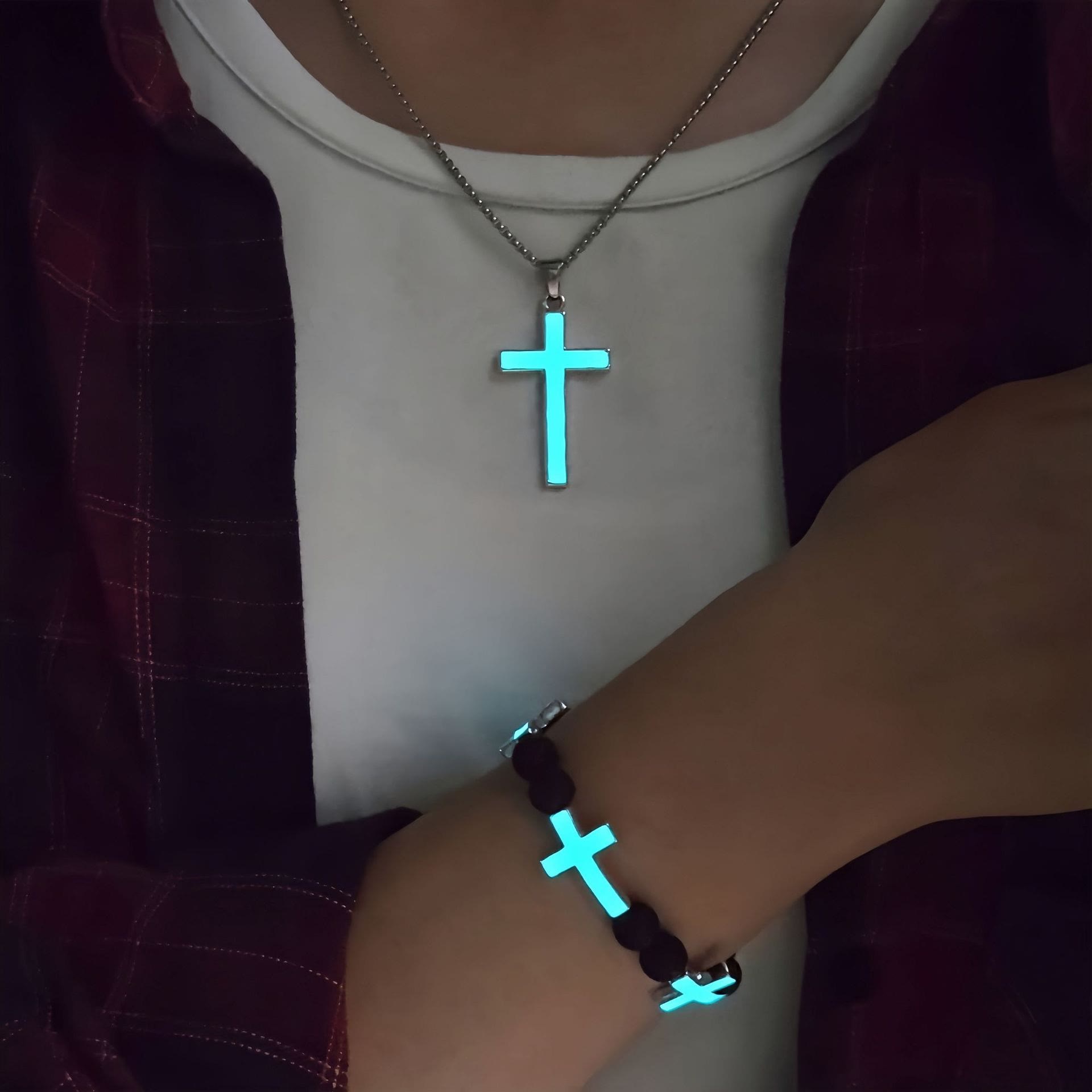 Juego de collar con cruz luminosa y pulsera de cuentas: un recordatorio de Su luz serena