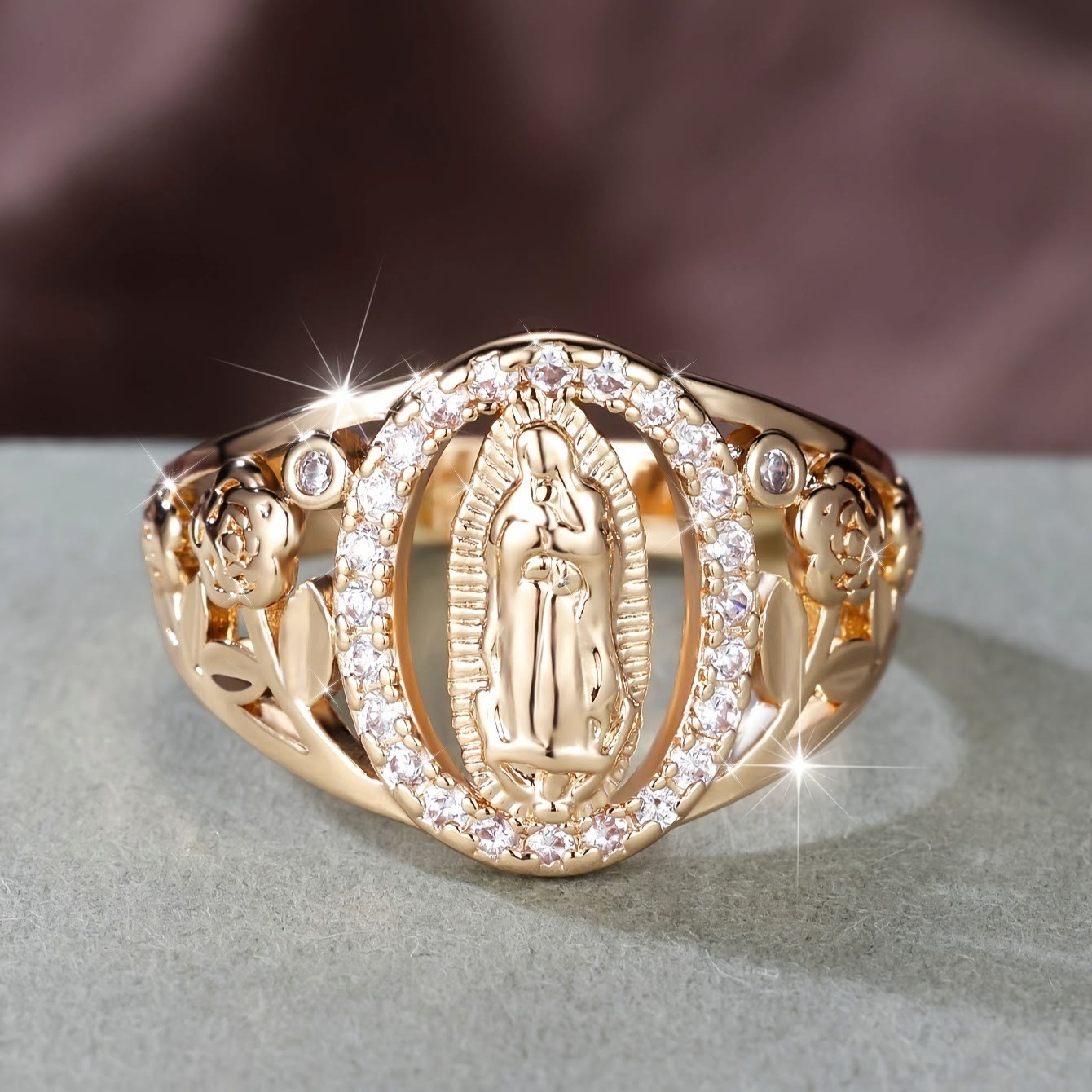 Nuestro Anillo de la Virgen con Circonitas Rodeadas y Acentos Florales: Encarna Su Tierna Gracia