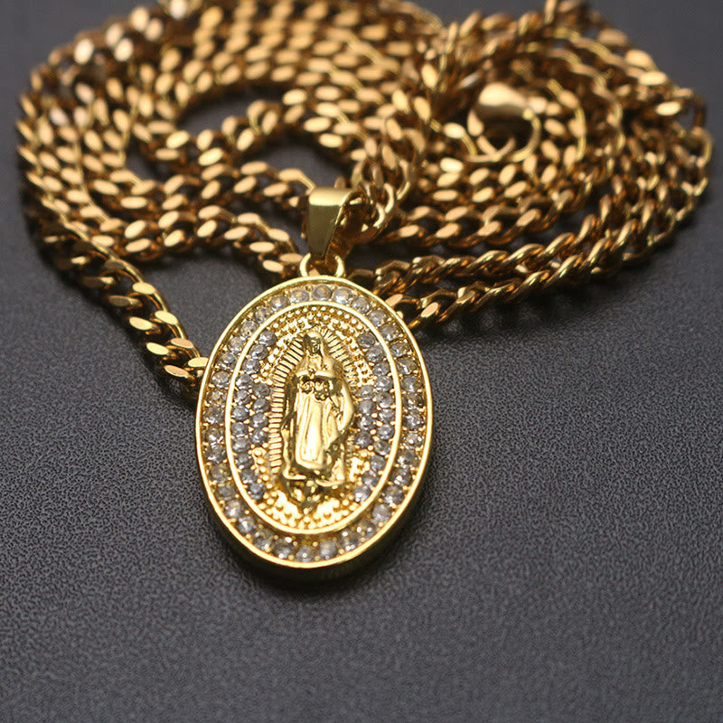 Collar con colgante ovalado de Nuestra Señora Brillante: Encarna Su Tierna Intercesión