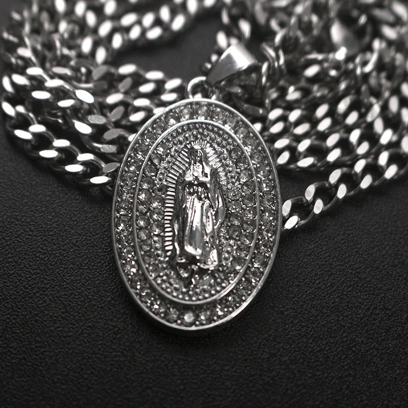 Collar con colgante ovalado de Nuestra Señora Brillante: Encarna Su Tierna Intercesión