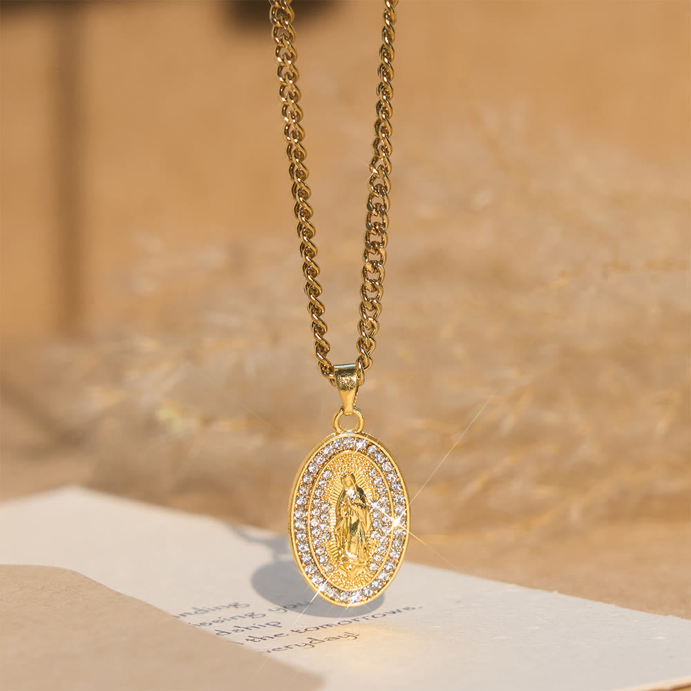 Collar con colgante ovalado de Nuestra Señora Brillante: Encarna Su Tierna Intercesión