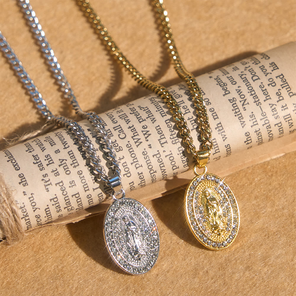 Collar con colgante ovalado de Nuestra Señora Brillante: Encarna Su Tierna Intercesión