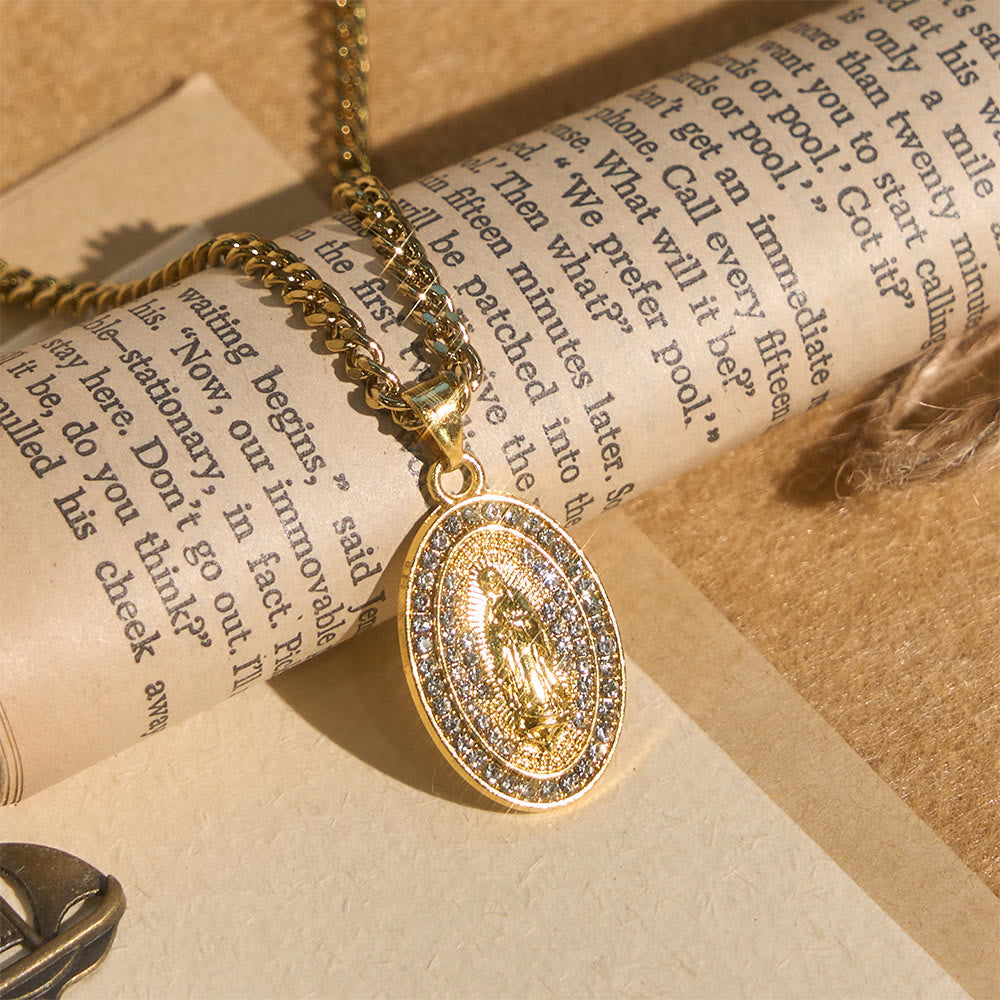 Collar con colgante ovalado de Nuestra Señora Brillante: Encarna Su Tierna Intercesión