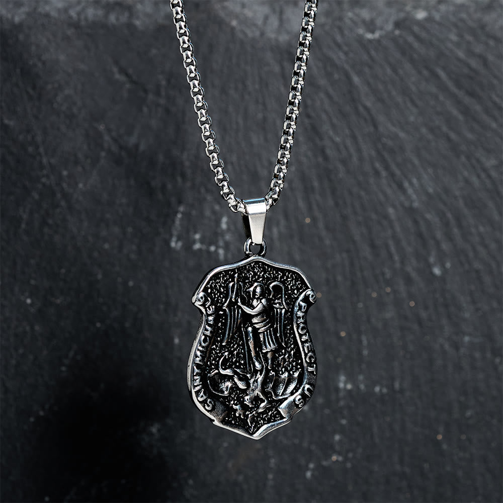 Collar San Miguel Anticuario Oscuro: Lleva Su Fuerza en tu Uso Diario