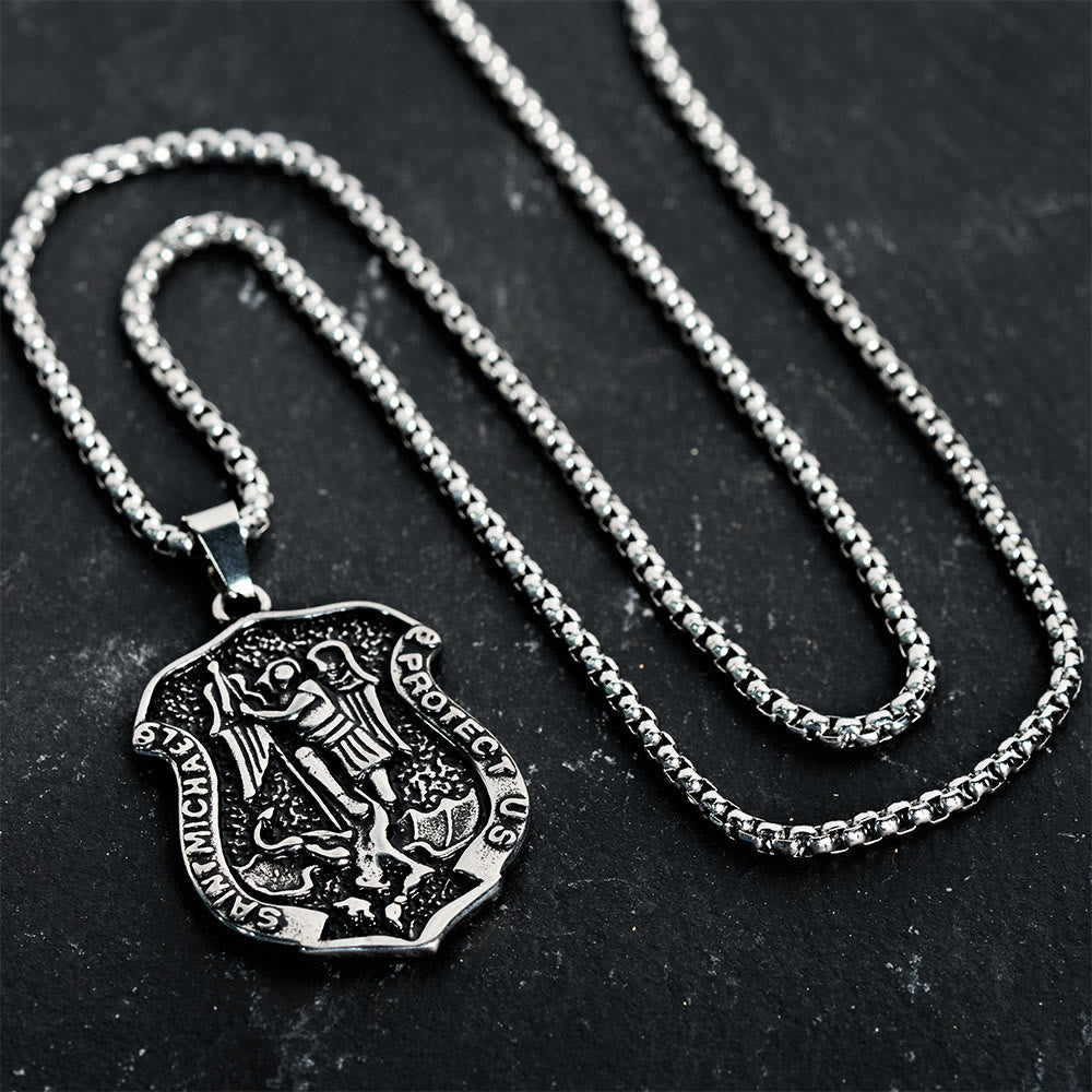 Collar San Miguel Anticuario Oscuro: Lleva Su Fuerza en tu Uso Diario
