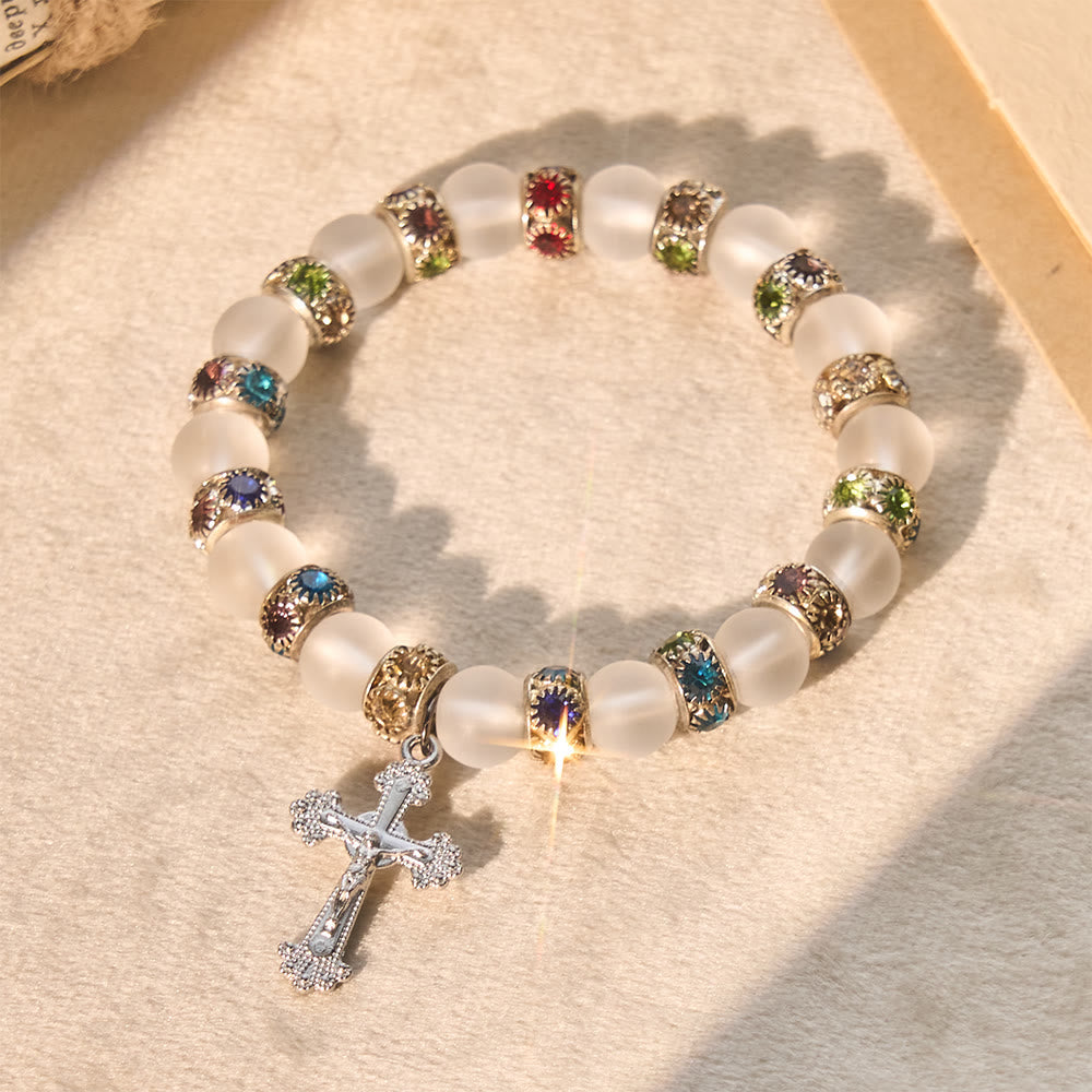 Pulsera Cruz de Ágata Verde Esmerilada y Cristal Blanco: Fe Suave en Textura Luminosa