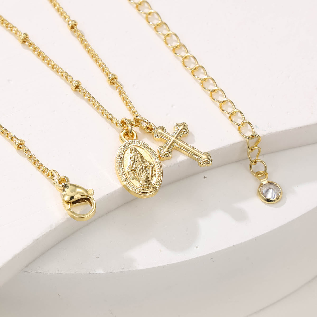 Collar dorado con colgante doble de cruz y Nuestra Señora: encarna Su Gracia y el Cuidado Maternal