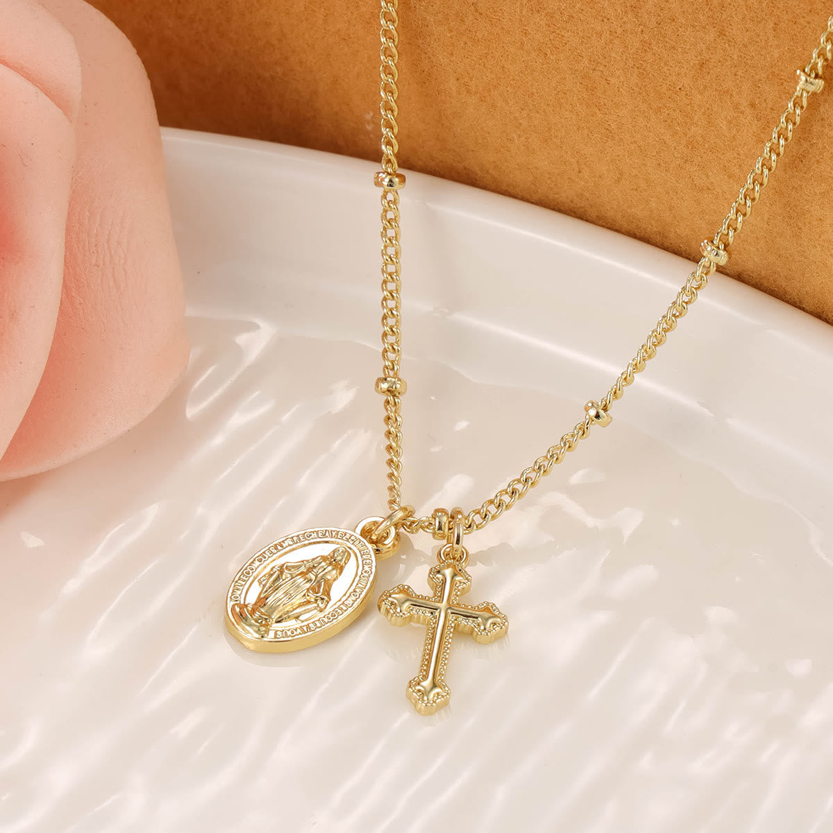 Collar dorado con colgante doble de cruz y Nuestra Señora: encarna Su Gracia y el Cuidado Maternal