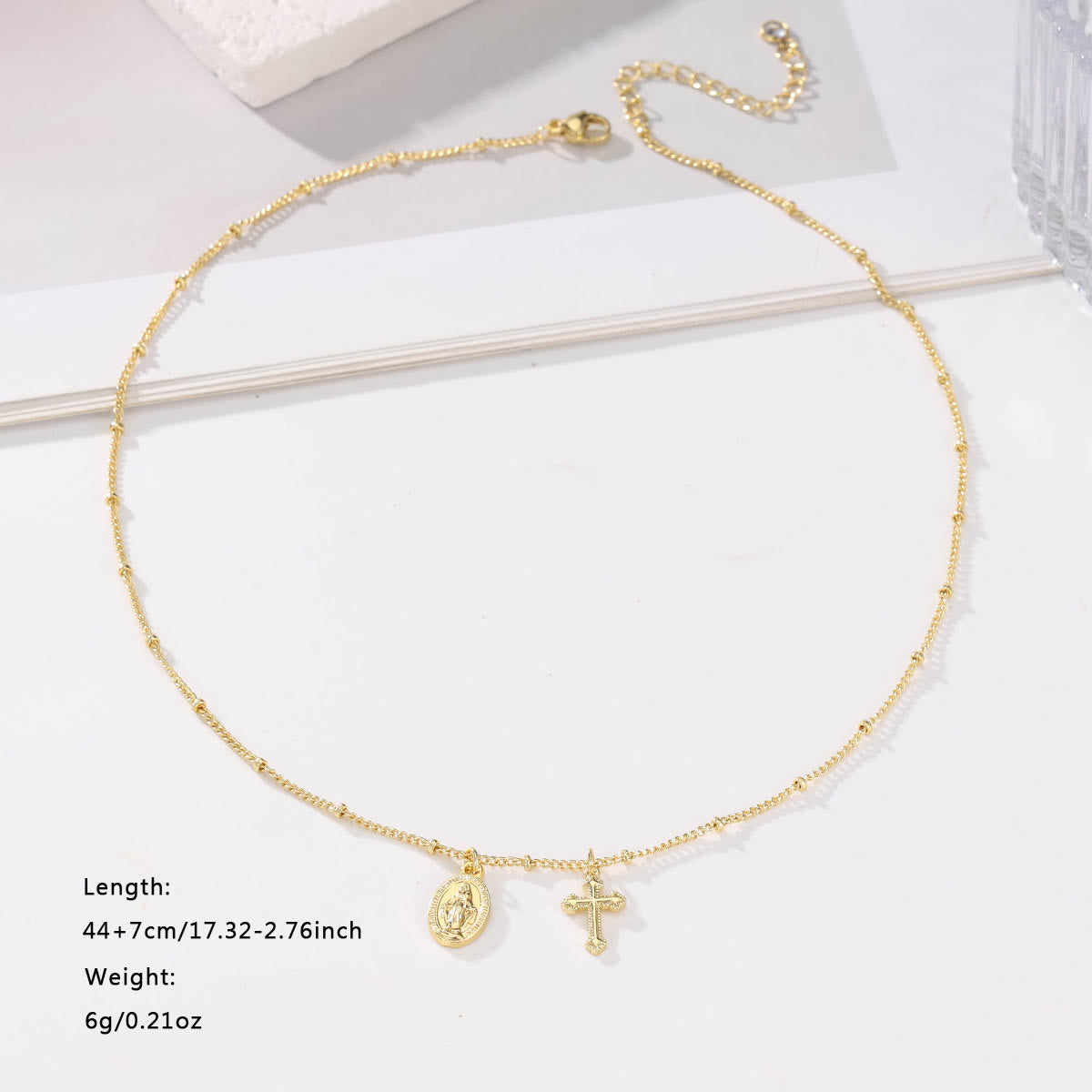 Collar dorado con colgante doble de cruz y Nuestra Señora: encarna Su Gracia y el Cuidado Maternal