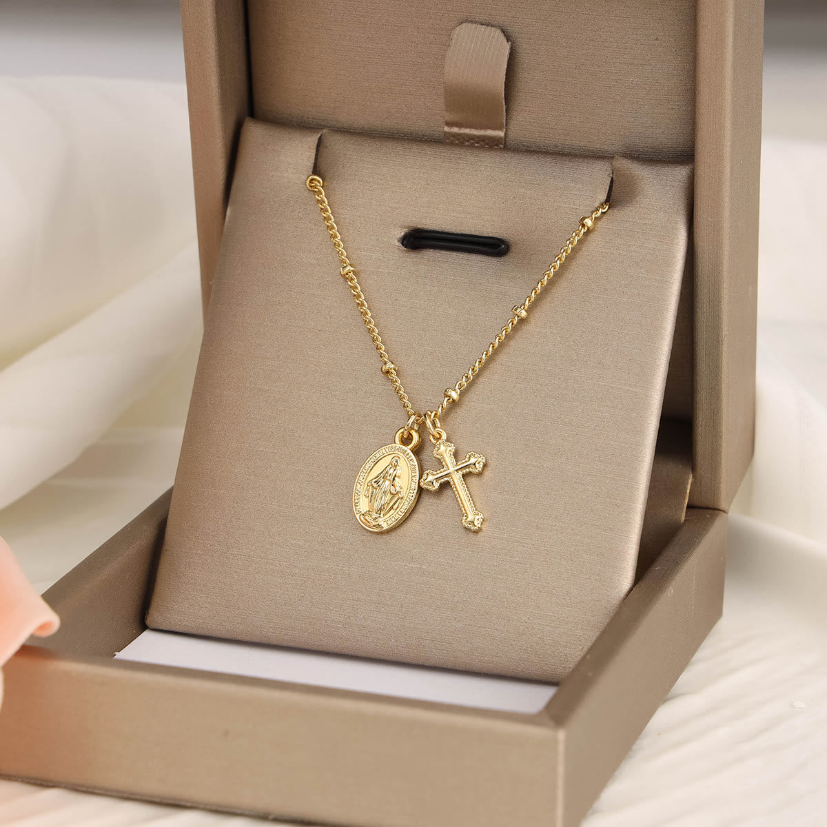 Collar dorado con colgante doble de cruz y Nuestra Señora: encarna Su Gracia y el Cuidado Maternal