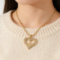 Collar con colgante Corazón y Cruz Dorados Brillantes: Encarna Su Amor Sagrado