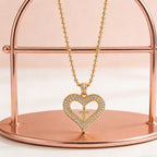 Collar con colgante Corazón y Cruz Dorados Brillantes: Encarna Su Amor Sagrado