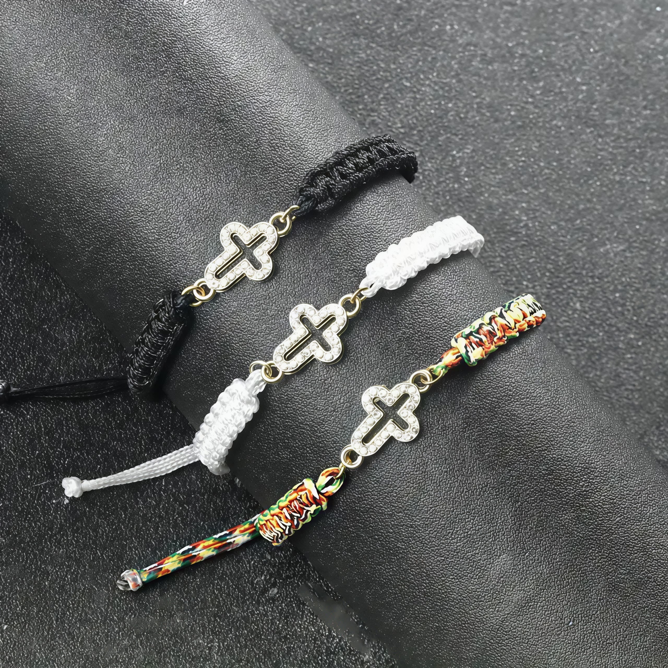 Cruz de Cordón Trenzado con Pulsera de Cruz Brillante: Cimenta tu Fe en Su Presencia Duradera