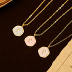 Collar con Colgante de Cruz Geométrica en Tonos Pastel