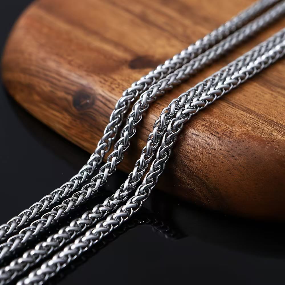 Colgante clásico de cruz de plata de ley: un accesorio atemporal para adornar con fe