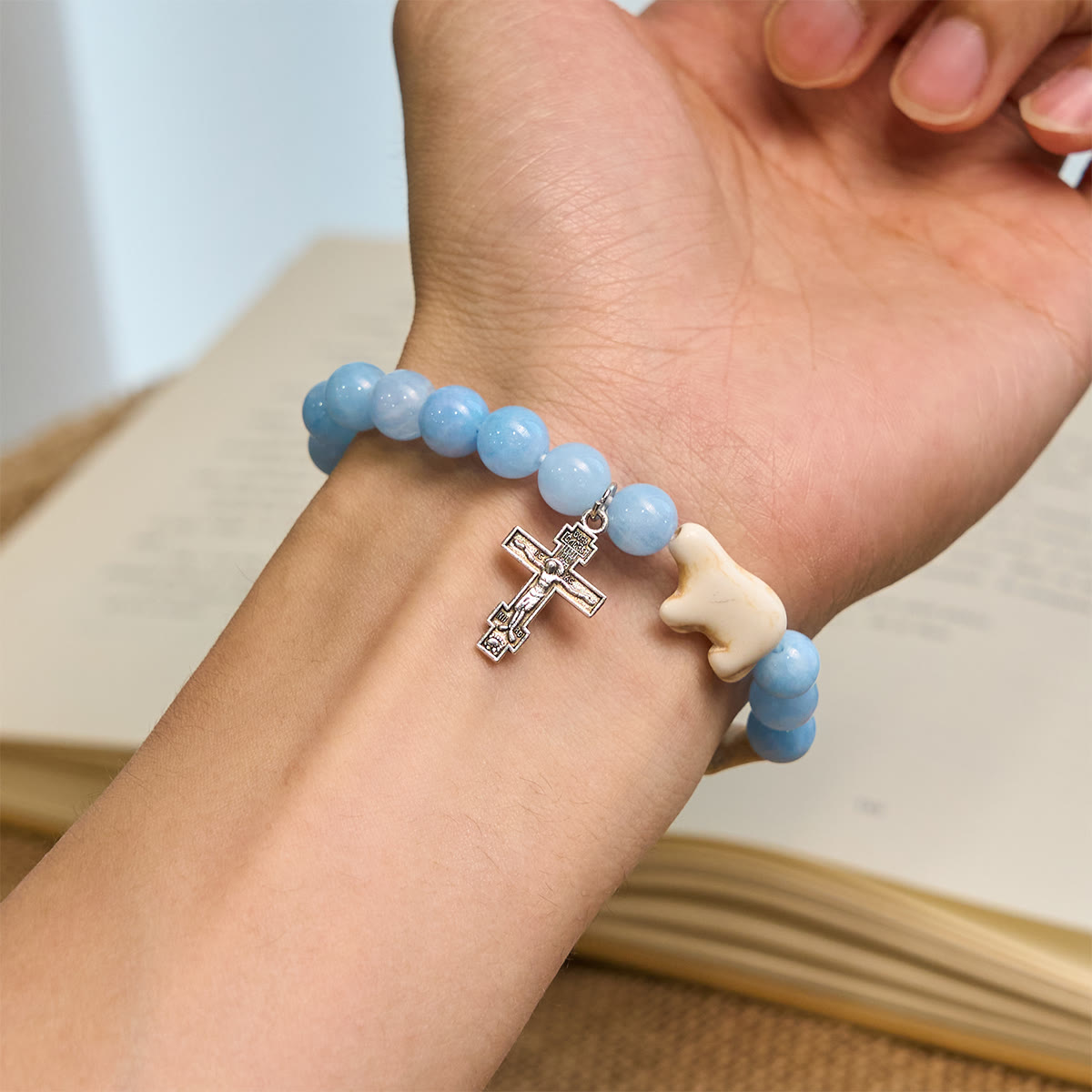 Pulsera de cruz hecha a mano de oso polar con cuentas azules: Salvemos a nuestros osos polares