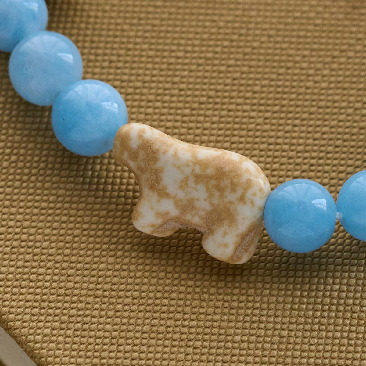 Pulsera de cruz hecha a mano de oso polar con cuentas azules: Salvemos a nuestros osos polares