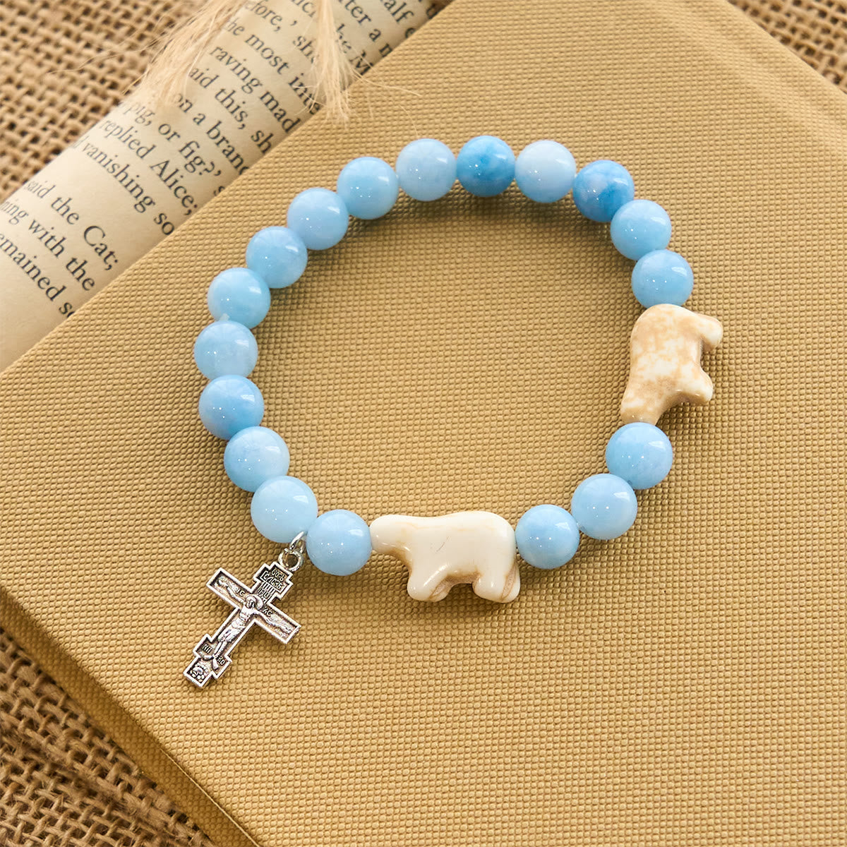 Pulsera de cruz hecha a mano de oso polar con cuentas azules: Salvemos a nuestros osos polares